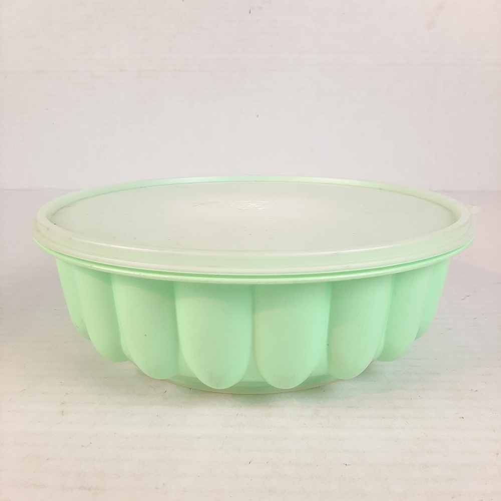 🔥Tupperware Green Jel-Ring Jell-O, Dessert or Ice Ring Mold with Seal
